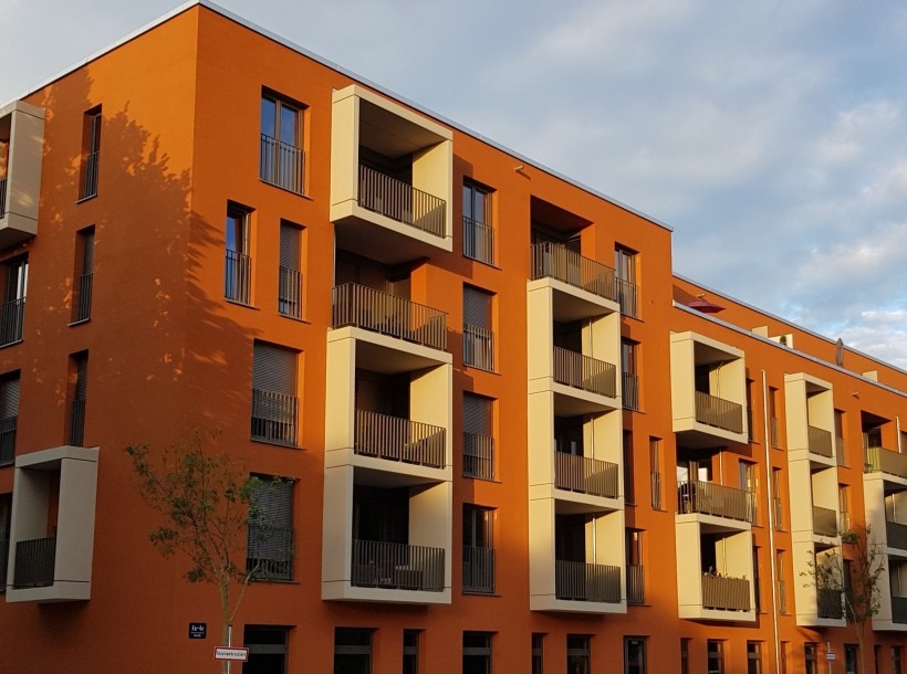 Modernes Wohngebäude mit orangefarbener Fassade